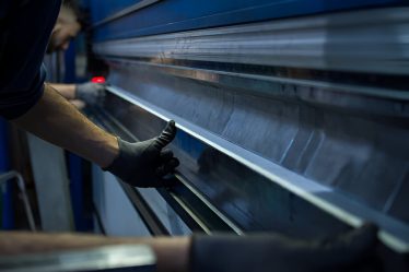 Processo de dobra de chapas: entenda como funciona e onde é aplicado