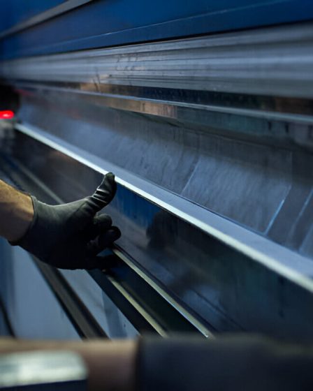 Processo de dobra de chapas: entenda como funciona e onde é aplicado