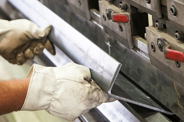 Processo de dobra de chapas: entenda como funciona e onde é aplicado
